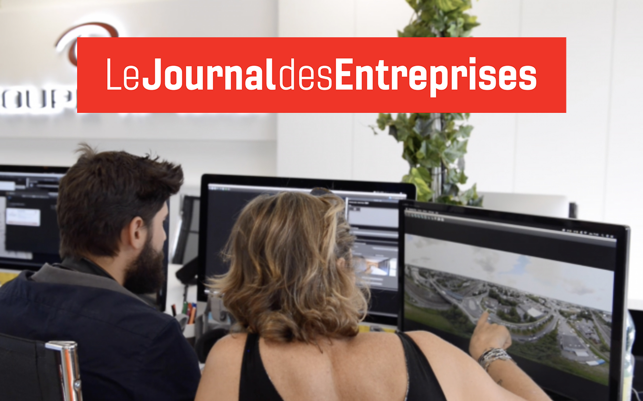 Un technicien qui montre un salon virtuel à une cliente sur un ordinateur dans les locaux de VIP Studio 360